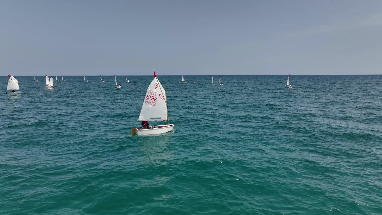 competición de vela en el mar