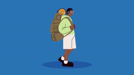 hombre caminando con una mochila