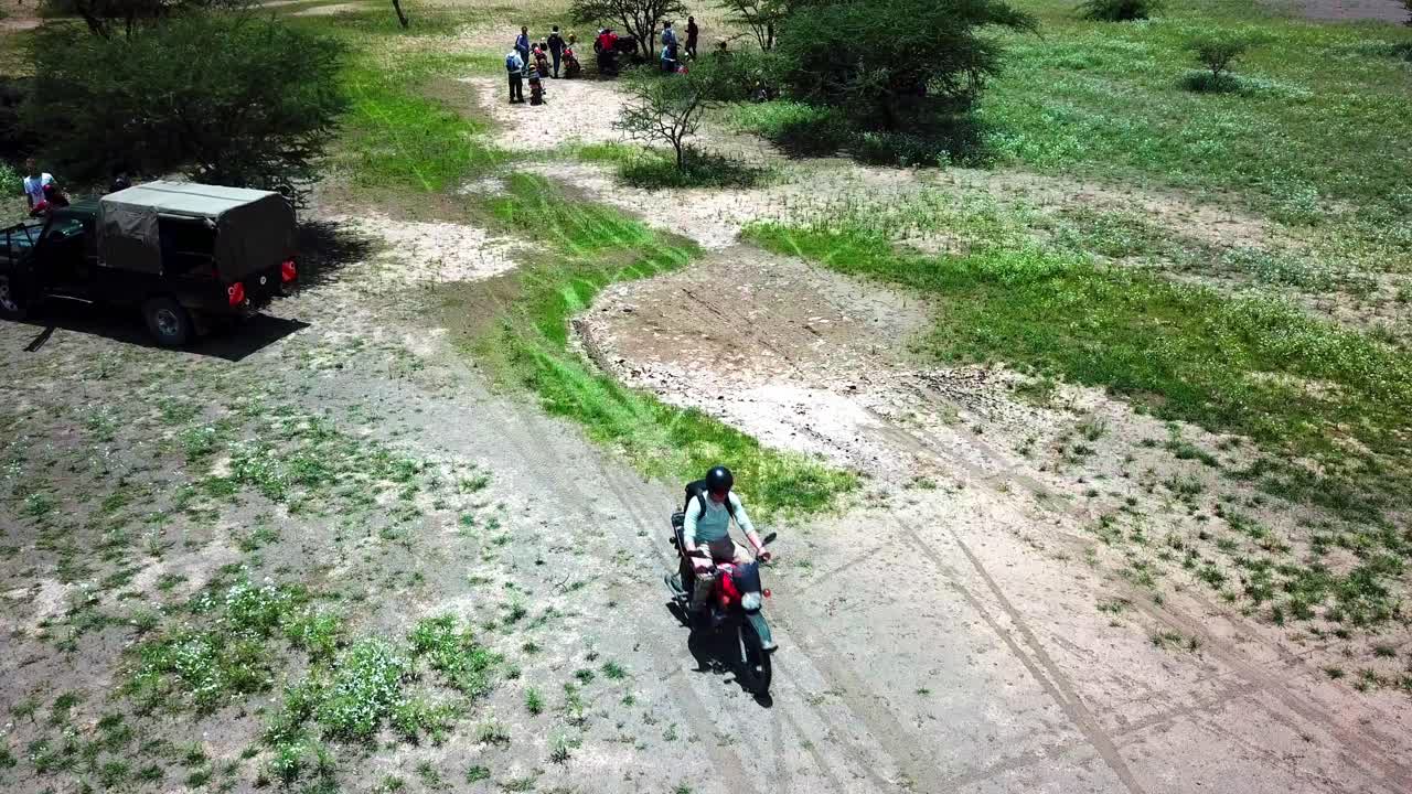 Gruppo di persone in moto nel lago Magadi, Kenya