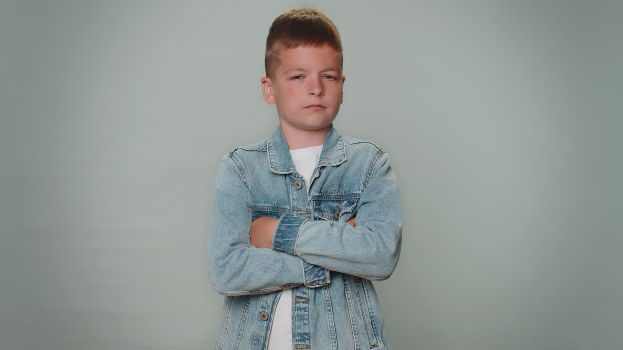 불쾌한 소년, 불쾌한 것에 반응하는 소년, 끔찍한 생각, 좋지 않은 품질에 불만을 품고, 머리를 흔들고.