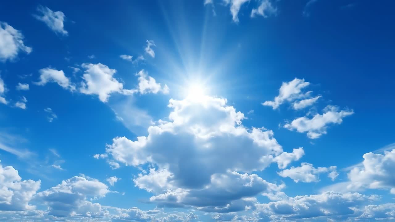 Time-lapse di un cielo azzurro brillante con nuvole bianche in movimento e sole.