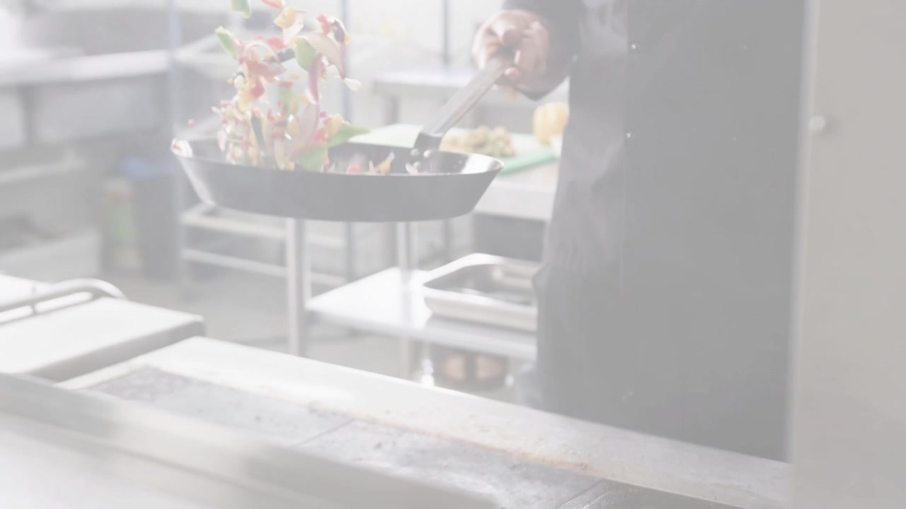 Chef che afferra il manico e gira le verdure sul fornello, con linee animate che mostrano la rosolatura fino al piatto.