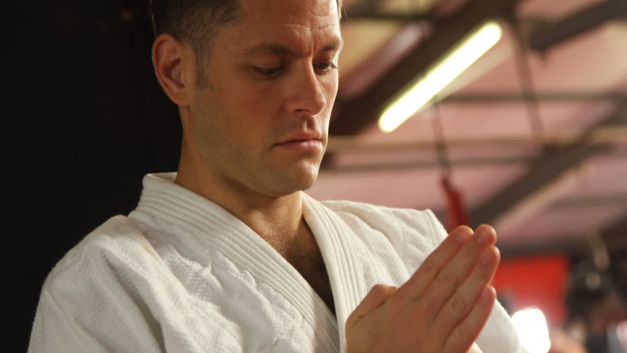 카라테를 연습하는 남자