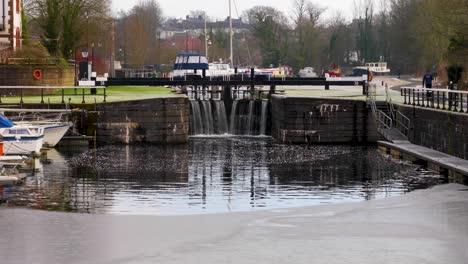 Wasser-Fließt-Durch-Die-Schleuse-Am-Forth-And-Clyde-Canal,-Bowling