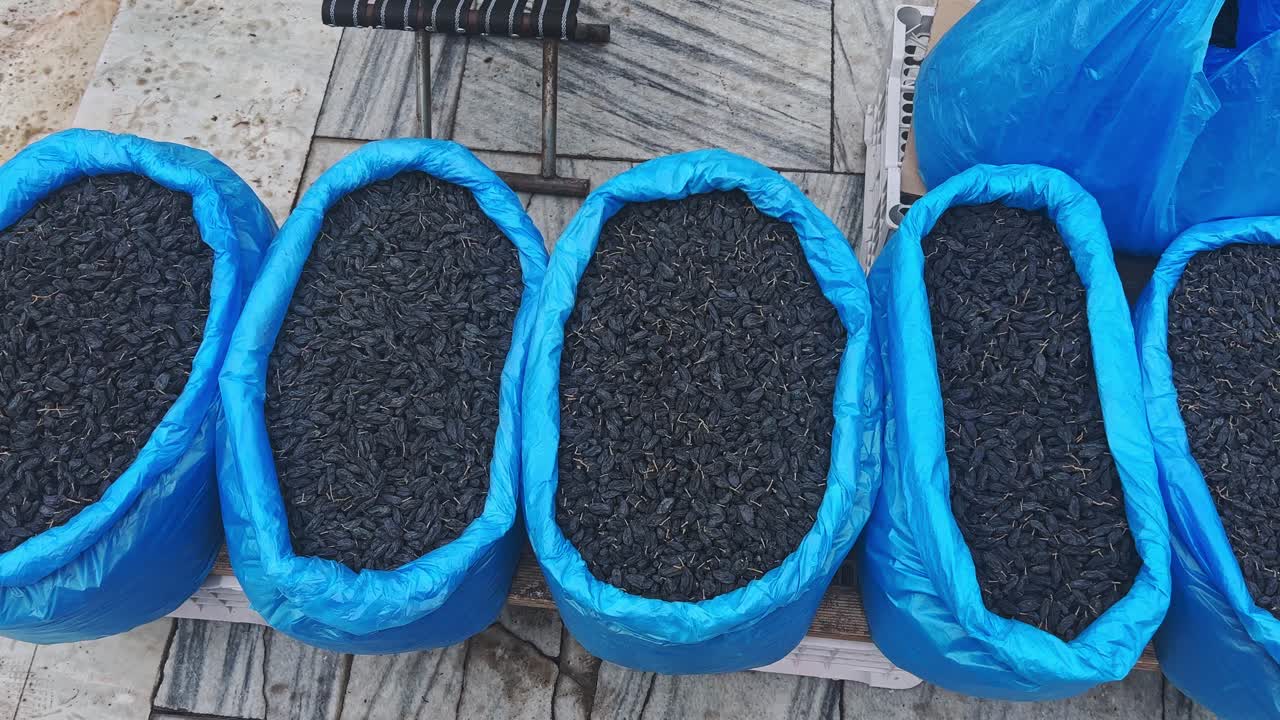 우즈베키스탄의 사마르칸드에 있는 건조 과일, 견과류 및 향신료 시장, 우즈브키스탄의 동양 바자르에 있는 상품 및 상인