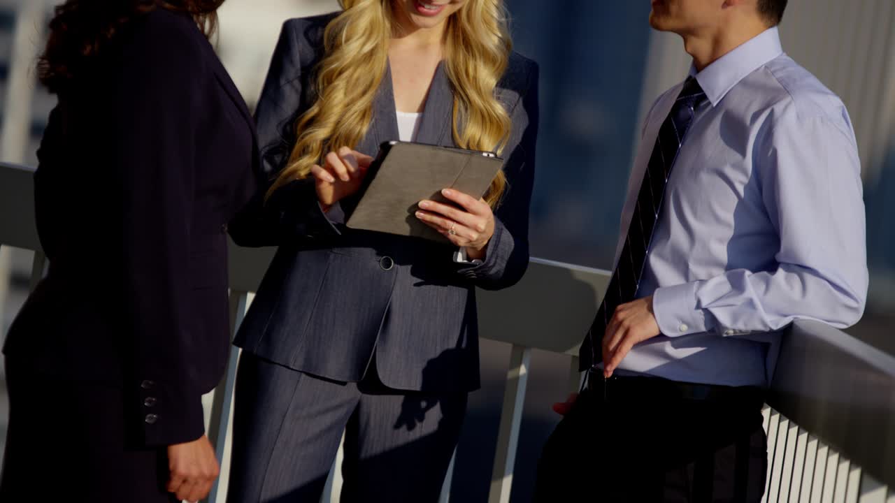 다민족 비즈니스 팀이 지붕에서 손을 흔들고 있습니다.