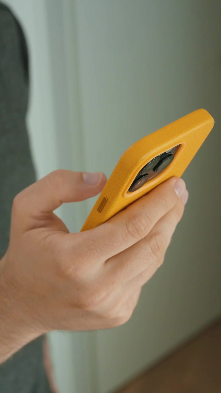 Una mano che scorre a sinistra e a destra su uno smartphone, mostrando l'uso di app mobili, app di incontri, la navigazione sui social media, l'interazione touchscreen, la scelta digitale e le moderne abitudini telefoniche.