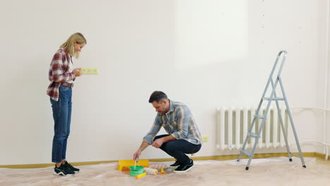 pareja pintando una habitación juntos