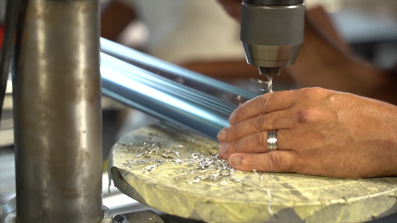 taladradora taladradora a través de una barandilla de metal