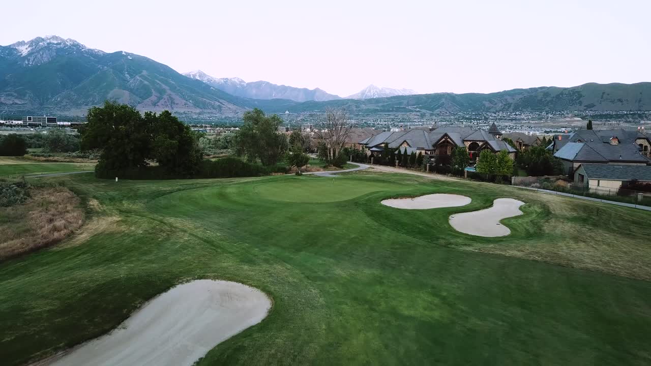 고급 골프 코스의 빈 페어웨이 위로 날아가는 드론 샷