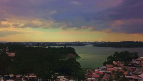 Hermosa-Vista-Aérea-De-La-Puesta-De-Sol-Sobre-Las-Favelas-De-Sao-Paulo