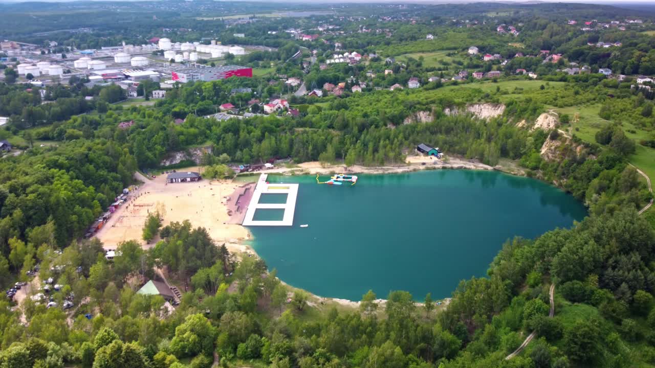 Långt flygfoto över den naturliga simbassängen Balaton przystań-Polen.