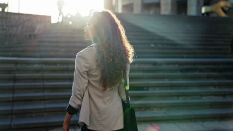 caminando, escaleras y una mujer de negocios en la ciudad