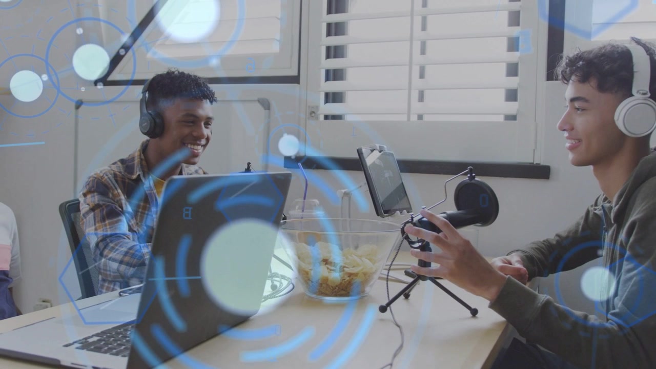 Três adolescentes apertando gravar no laptop enquanto ajustam o microfone, com HUD sobrepondo a forma de onda do podcast.