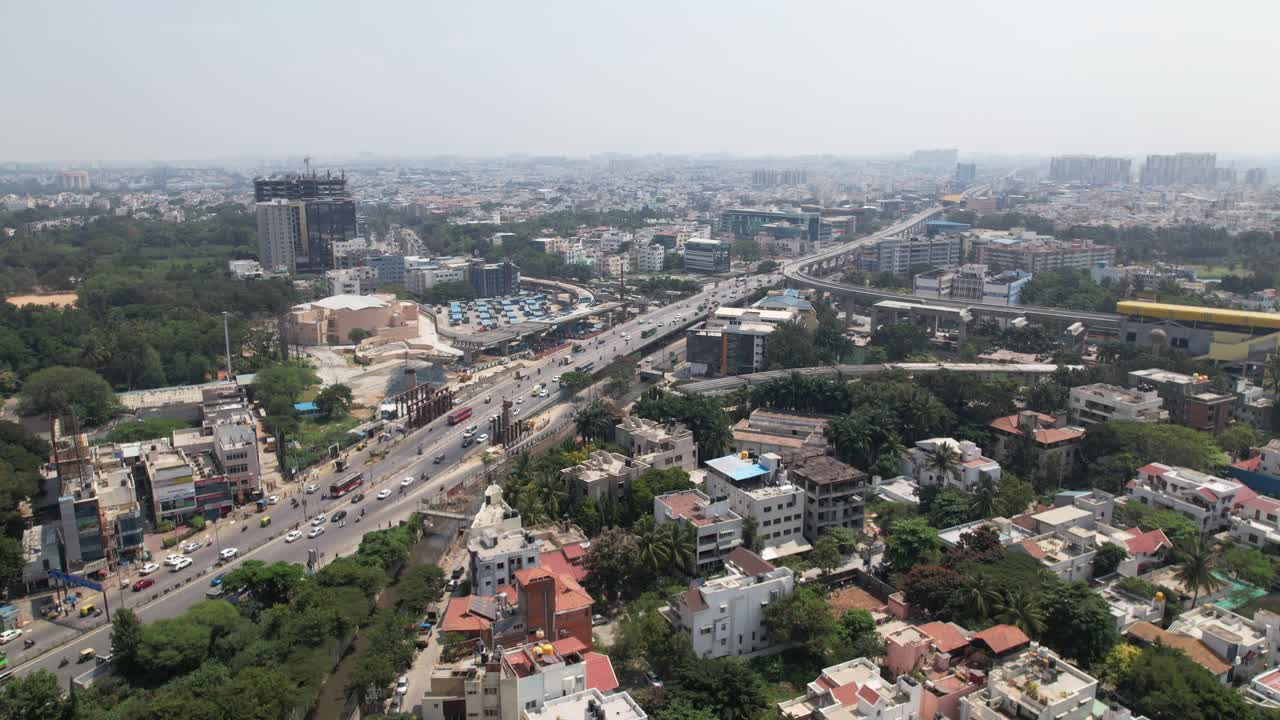 Video udara dengan lalu lintas lengang di Central Silk Board, sebuah persimpangan jalan di Bangalore, India