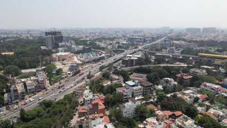 Vídeo-Aéreo-Con-Menos-Tráfico-En-El-Tablero-Central-De-Seda-Es-Un-Cruce-De-Carreteras-En-Bangalore,-India