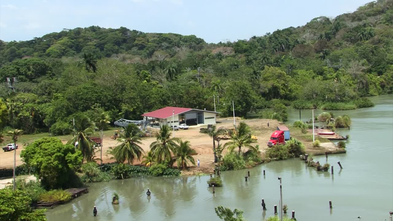 edificio y selva tropical alrededor de las esclusas de pedro miguel, canal de panamá