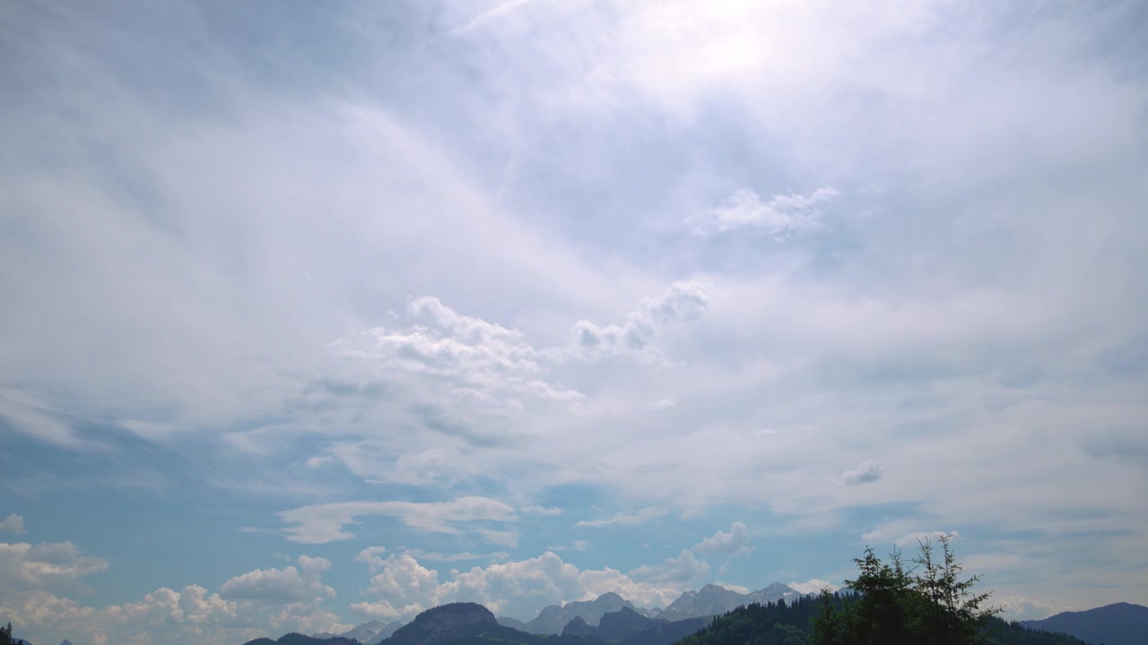 奧地利阿爾卑斯山壯麗景色的縮時攝影，高聳的積雲持續變幻