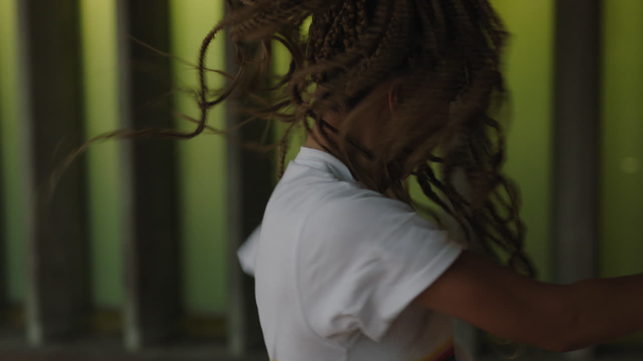 mujer bailarina joven bailarina de calle talentosa realizando movimientos de hip hop de estilo libre disfrutando de la expresión de la danza moderna de cerca