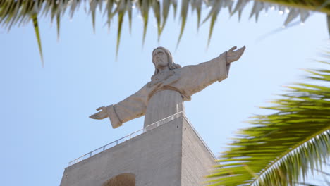 Nahaufnahme-Von-Christus-Dem-König-Zwischen-Palmblättern-In-Lissabon-Im-Sommer