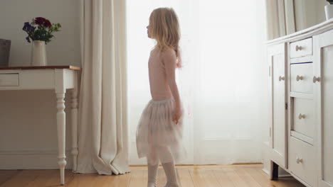 Hermosa-Niña-Bailando-Juguetonamente-Haciéndose-Pasar-Por-Bailarina-Niña-Graciosa-Divirtiéndose-Jugando-A-Disfrazarse-Usando-Trajes-De-Ballet-Con-Alas-De-Hadas-En-Casa-4k