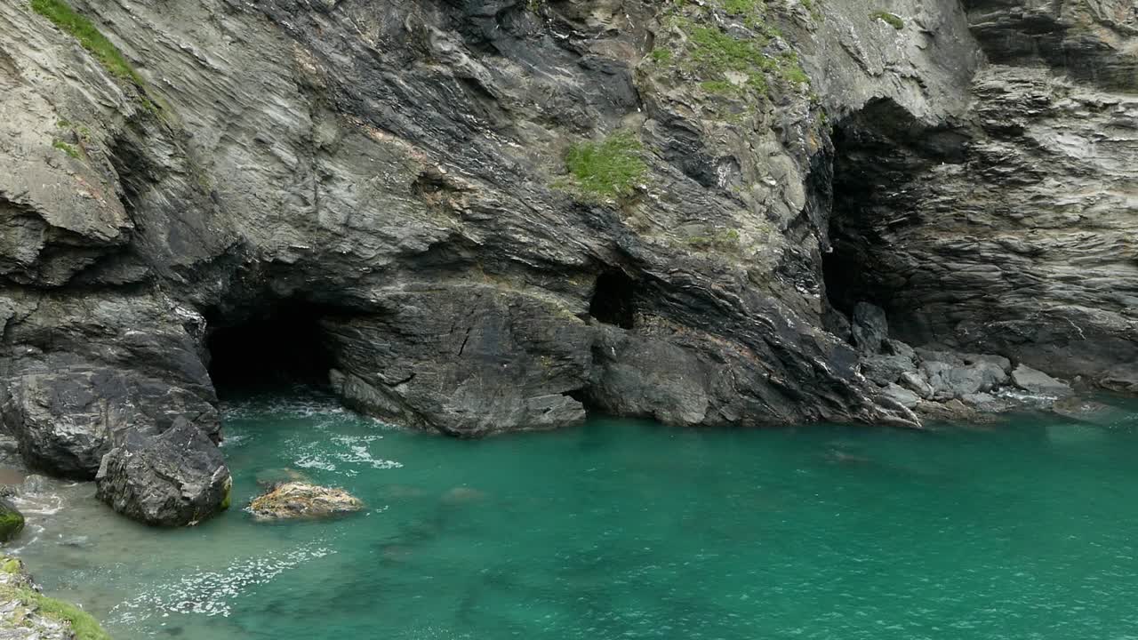 tintagel 성 아래의 메를린 동굴 (cornwall, 영국)