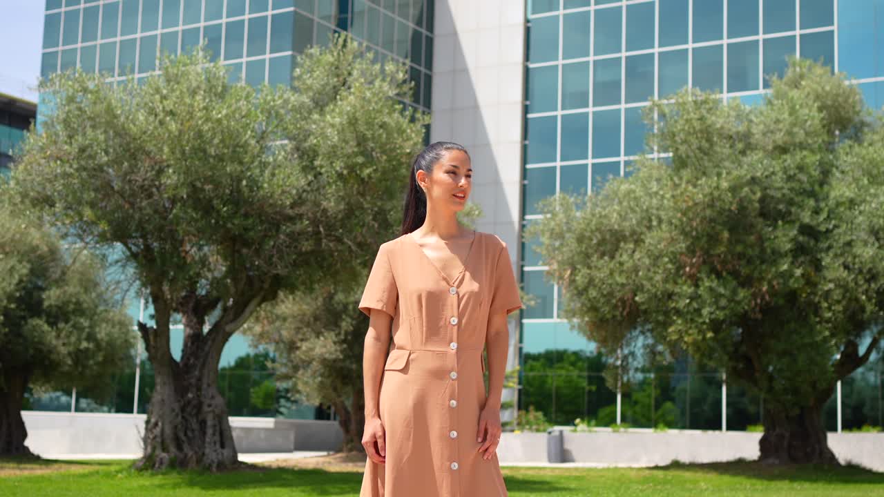 Imprenditrice professionista di fronte a un edificio moderno