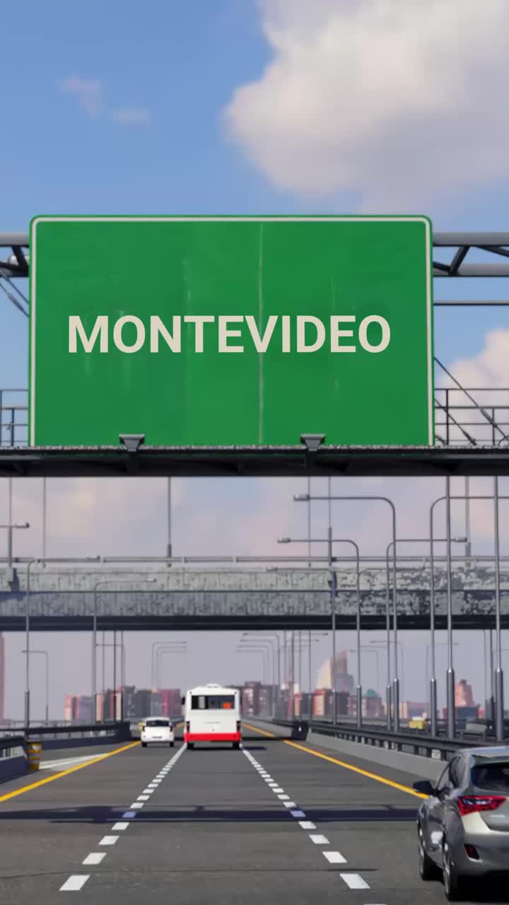 autopista a montevideo con un avión en el cielo