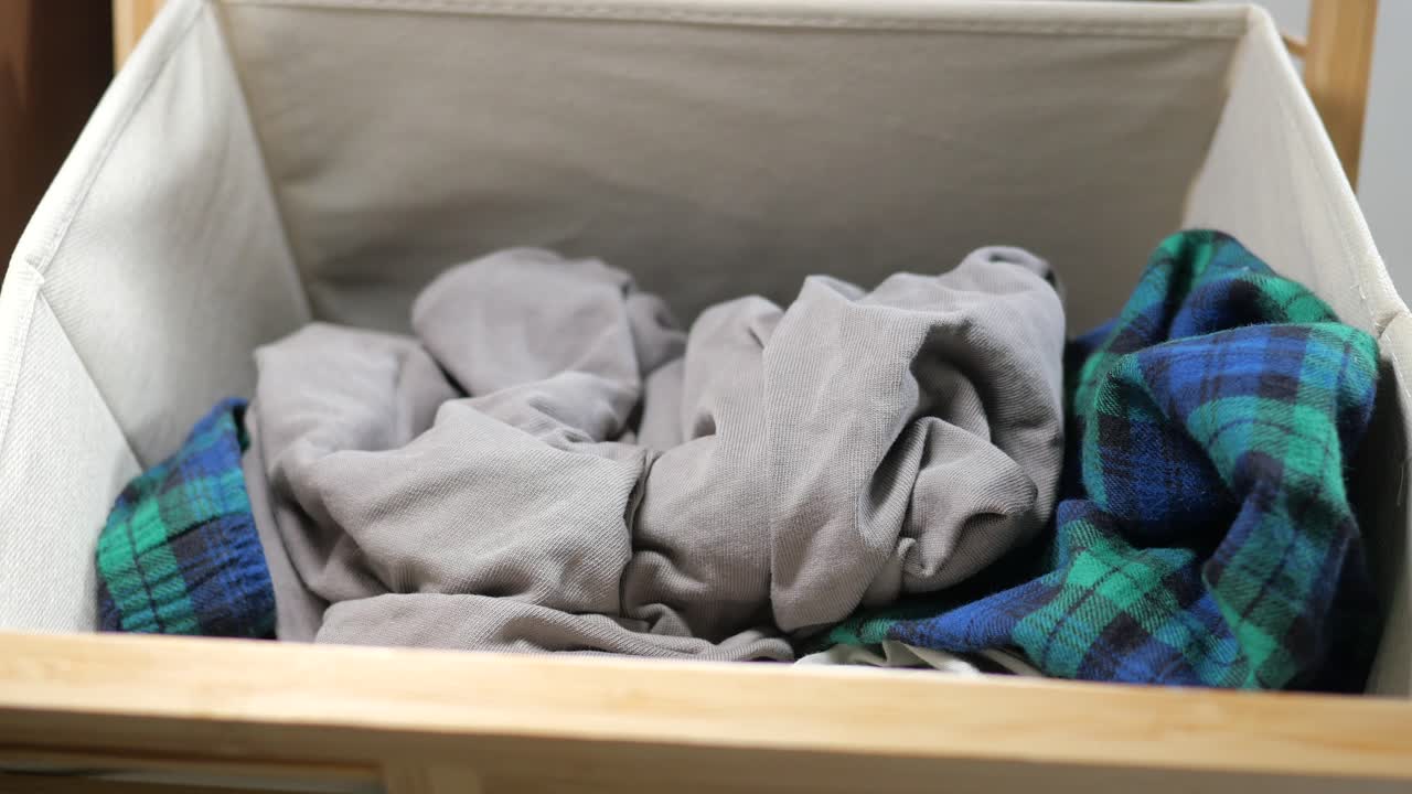 옷 이 들어 있는 세탁 바구니