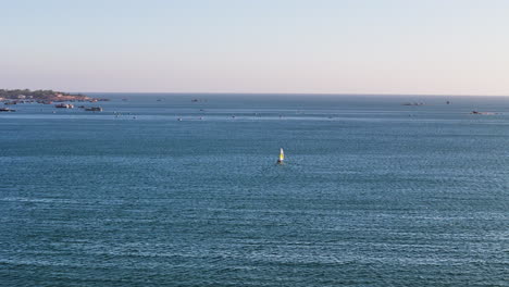 Pequeño-Velero-Aislado-Sobre-La-Bahía-De-Mui-Ne-En-Phan-Thiet,-Vietnam