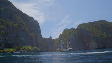 Boats-along-the-edge-of-the-Phi-Phi-Islands-in-Thailand