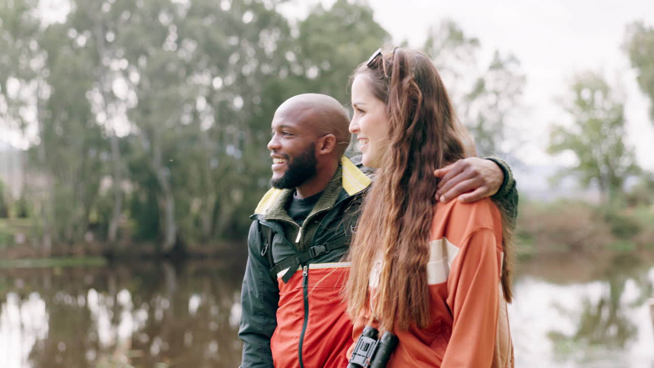 vista de caminata, pareja interracial