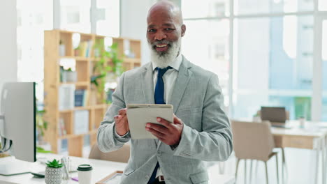 CEO,-Tableta-Y-Retrato-De-Un-Ejecutivo-Negro.