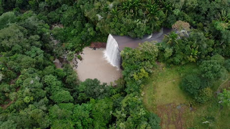 Es-Ist-Ein-Großer-Wasserfall-In-Kolumbien