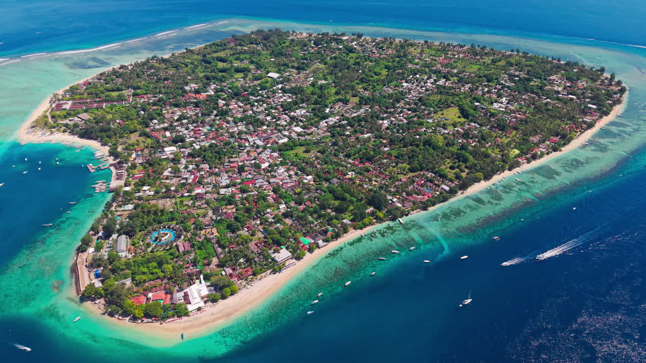Vista orbitale dall'alto di un'isola tropicale popolata con spiagge sabbiose e barriere coralline