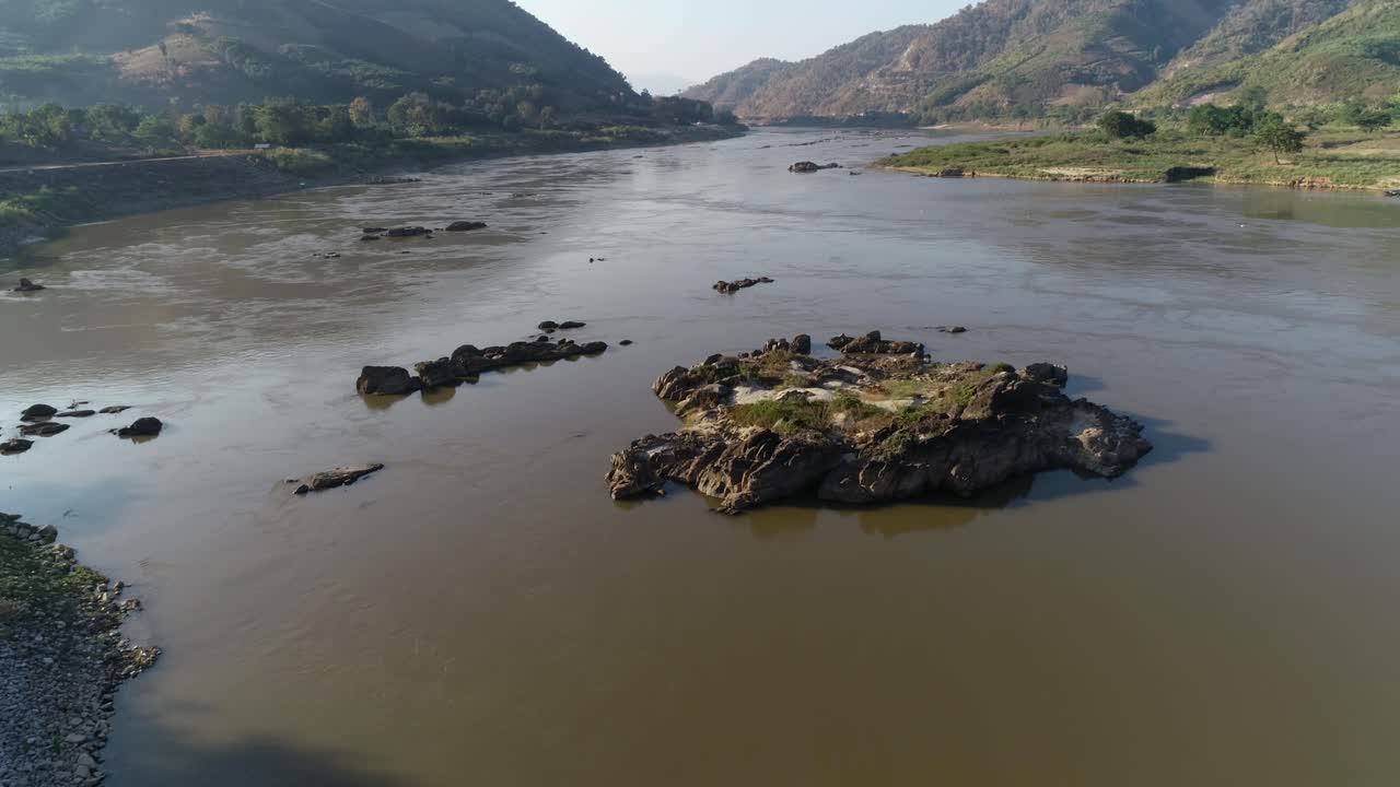 maravillosa vista de un río con árboles verdes en tailandia - toma amplia