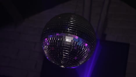 bola de espejo de discoteca en un club nocturno por la noche durante una fiesta.