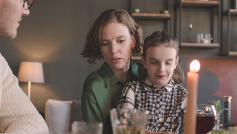 glückliche familie, die am tisch sitzt und zu hause isst 1