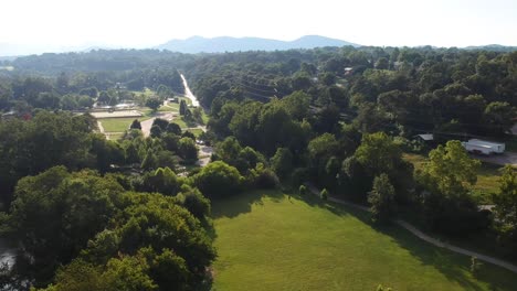 Imágenes-Aéreas-Del-Parque-Carrier-En-Asheville,-Nc