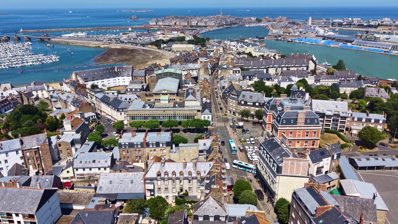 Rue Ville-Pépin, Ille-et-Vilaine, Bretonya, Fransa'daki Rance Halici üzerinde Saint-Servan'ı geçerek Saint-Servan Belediye Binası, Bassin Bouvet, Saint-Malo Limanı, Saint-Malo Intra-Muros'a doğru ilerliyor, drone yan kaydırma