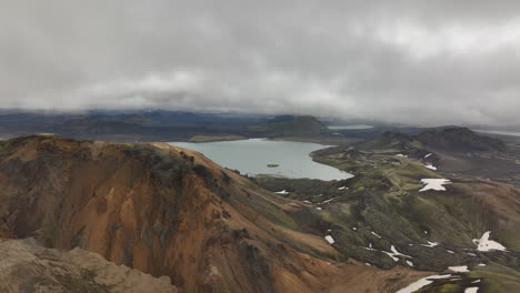 Gran-Lago-En-Las-Tierras-Altas-De-Islandia-Landmannalaugar-Rodeado-De-Montañas-Volcánicas