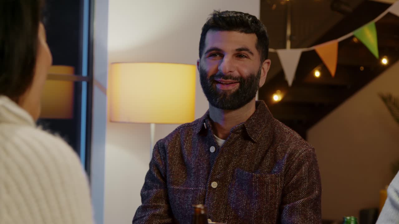 grupo de amigos en casa o en un bar celebrando en la fiesta del día de san patricio bebiendo alcohol juntos 1