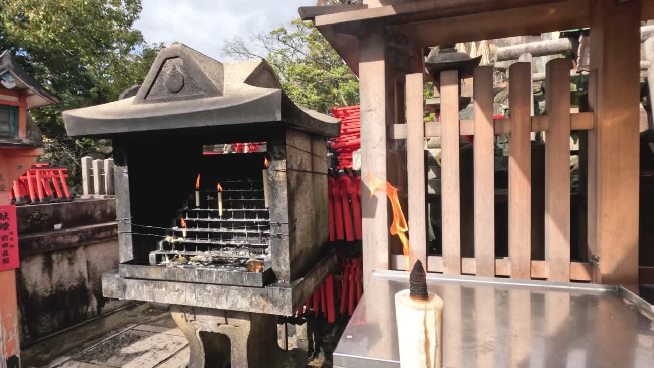 신도 사원 에서 열리는 나무 로 만든 토리 문