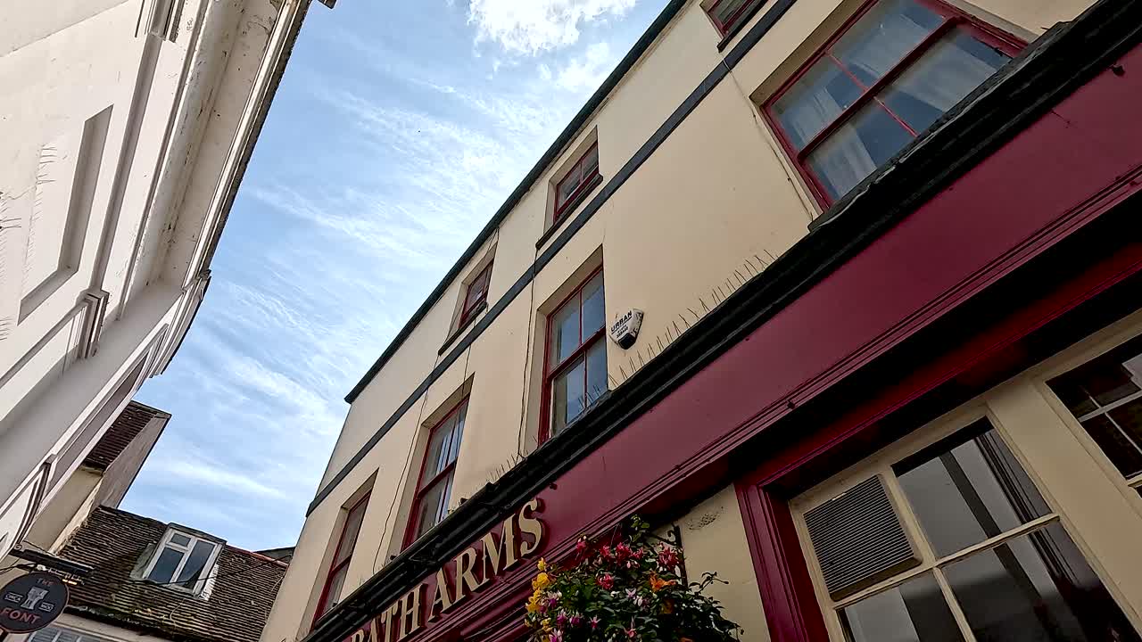 역사적인 건물 들 이 있는 고풍스러운 거리