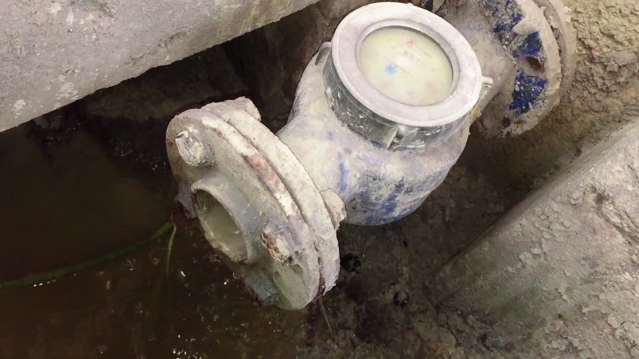 entrada de productos químicos aguas residuales de la industria en la planta de tratamiento de aguas residuales