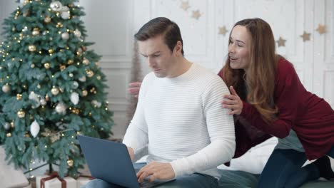 apuesto hombre de negocios trabajando con computadora portátil en una casa de lujo.