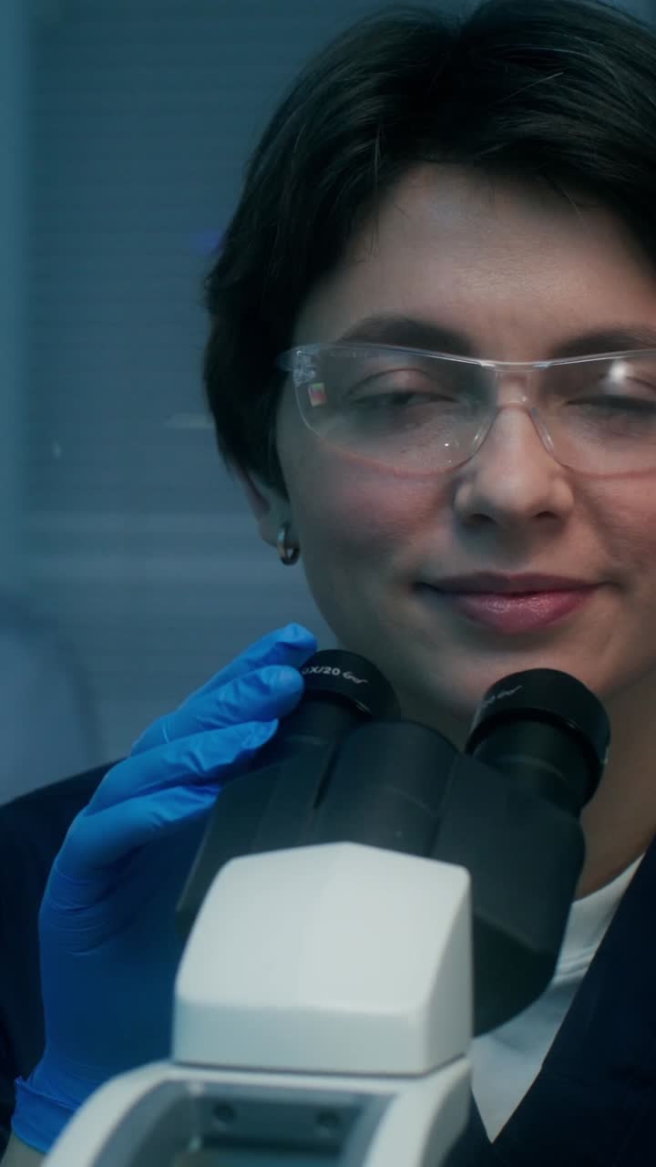 científico usando un microscopio