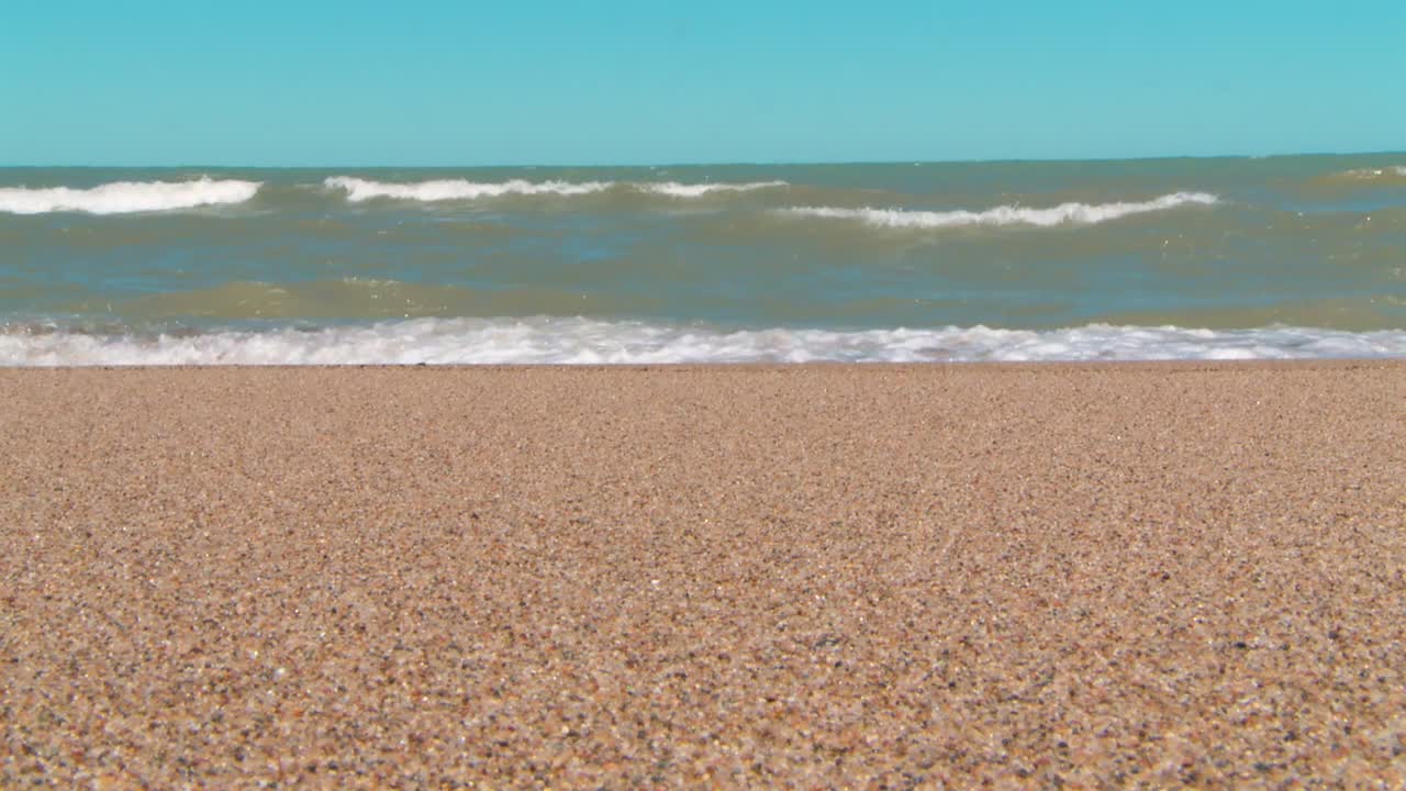 파도가 있는 해변 장면