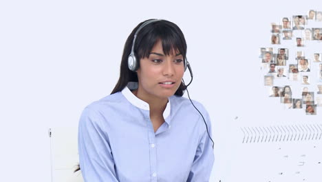 animación del globo de conexiones con personas fotografías sobre mujer de negocios usando auriculares de teléfono