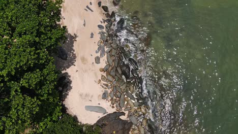 Luftaufnahme-Von-Strand,-Dschungel-Und-Felsiger-Küste-Nach-Unten